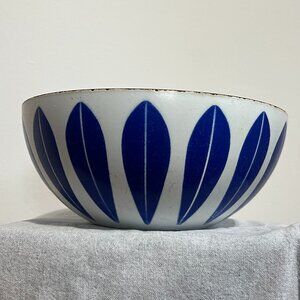 Vintage Cathrineholm of Norway "lotus" Enamelware Bowl Blue and White 9.5"